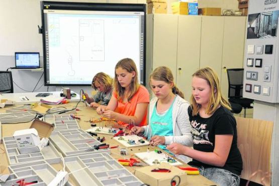 MinT-M&auml;dchen im Elektrobereich