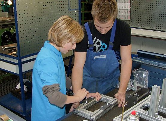 MinT-Mädchen bei Neuenhauser Maschinenfabrik