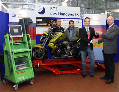 Honda übergibt Motorrad an BTZ