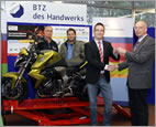 Honda &uuml;bergibt Motorrad an BTZ